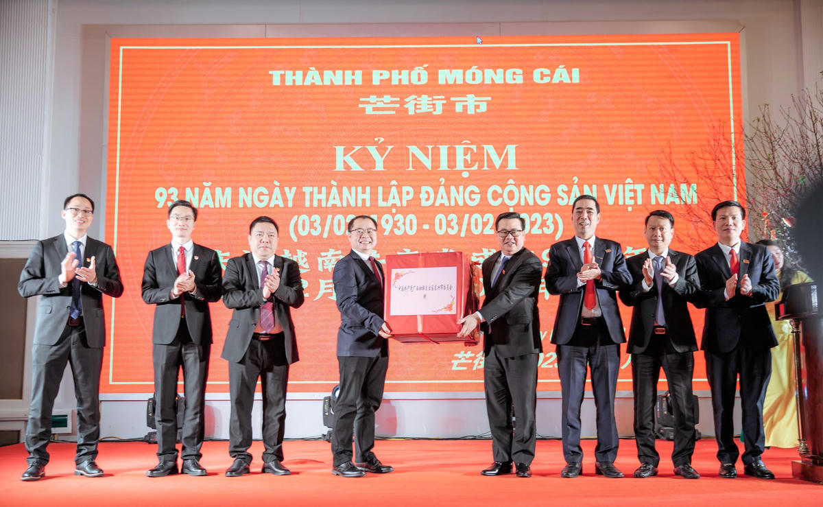 Đoàn đại biểu TP Đông Hưng (Trung Quốc) đã trân trọng chúc mừng, trao tặng quà tới Đảng bộ, chính quyền, nhân dân TP Móng Cái (Việt Nam).