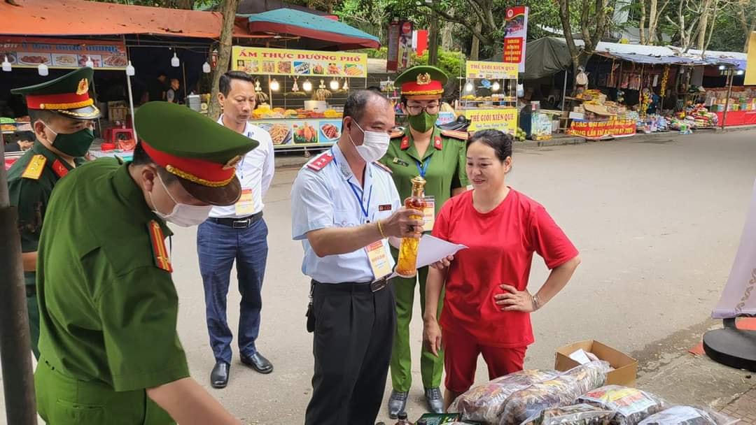 Đoàn liên ngành thực hiện kiểm tra các cơ sở kinh doanh. Ảnh Công an tỉnh Phú Thọ