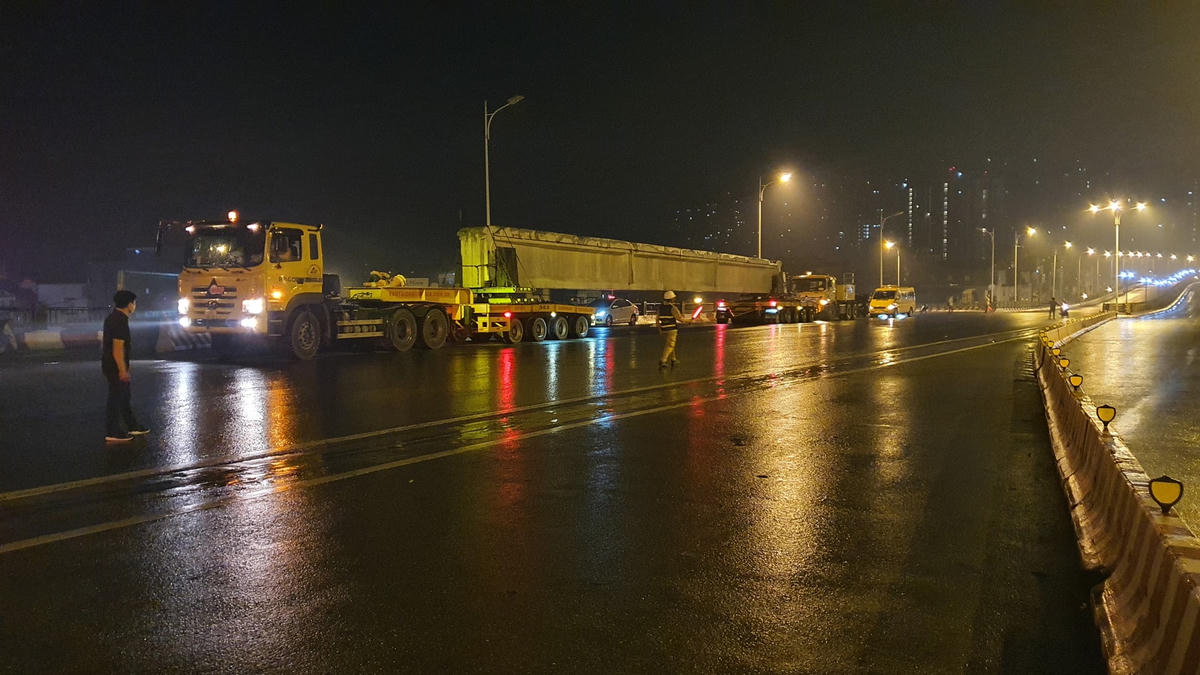 Theo đó, khi xe vận chuyển dầm chuyển hướng từ bãi tháo dỡ (tại trụ T17, quận Hai Bà Trưng) đi Cầu Vĩnh Tuy, cấm tạm thời các phương tiện lưu thông trên cầu Vĩnh Tuy (chiều từ phía quận Hai Bà Trưng lên cầu Vĩnh Tuy). Khi xe vận chuyển dầm đi qua thì các phương tiện lưu thông bình thường.