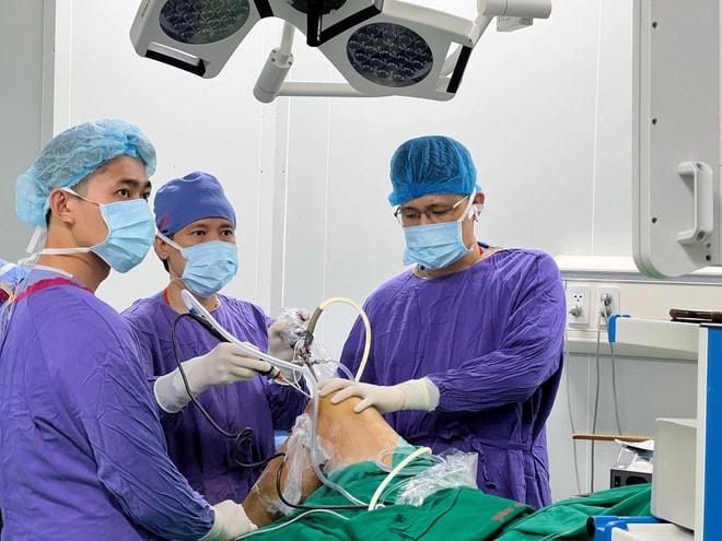 Điều trị cho bệnh nhân chấn thương khớp gối.