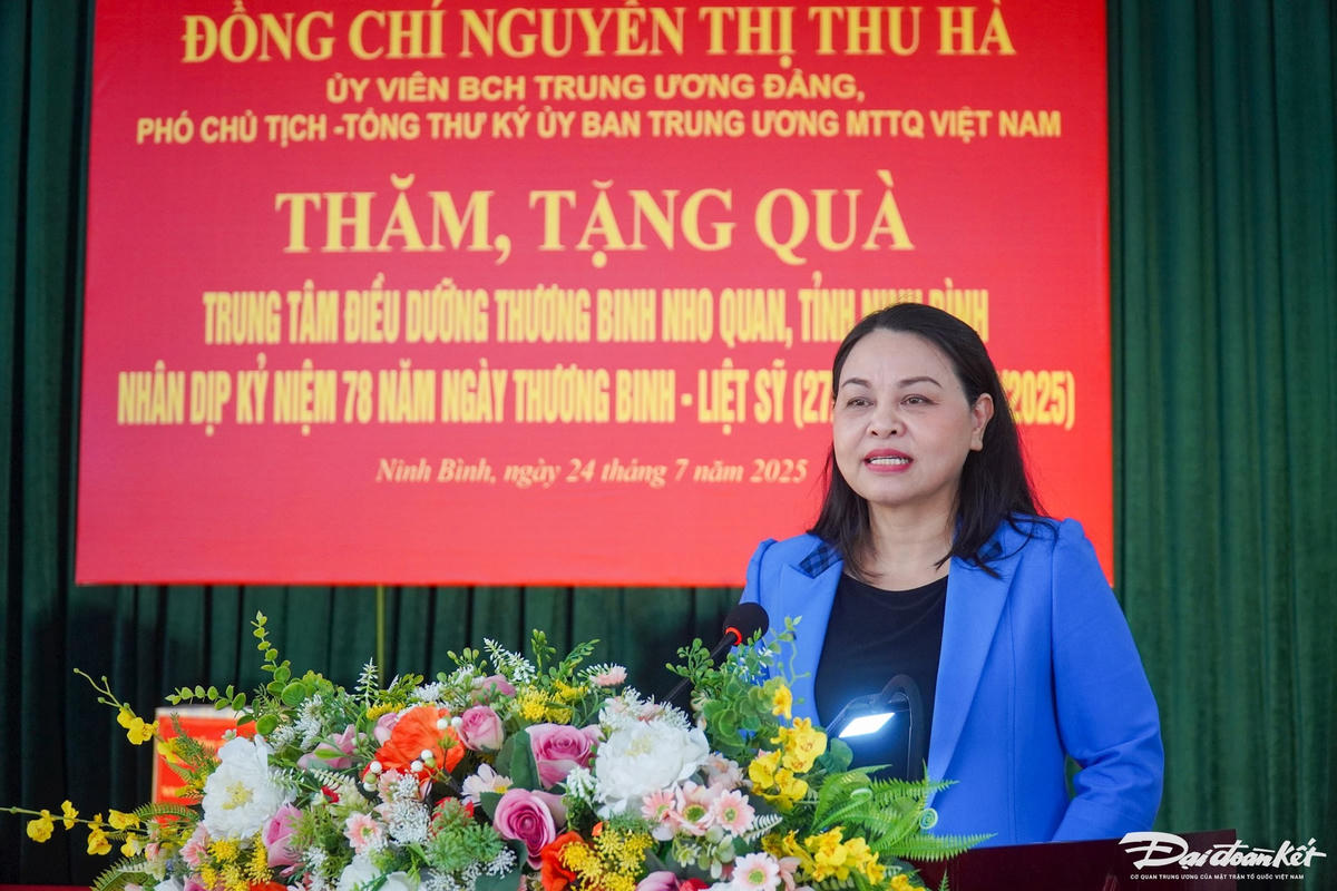 Phó Chủ tịch – Tổng Thư ký Nguyễn Thị Thu Hà bày tỏ lòng tri ân sâu sắc đến những người có công với cách mạng đang được chăm sóc, điều trị tại trung tâm. Ảnh: Đình Minh