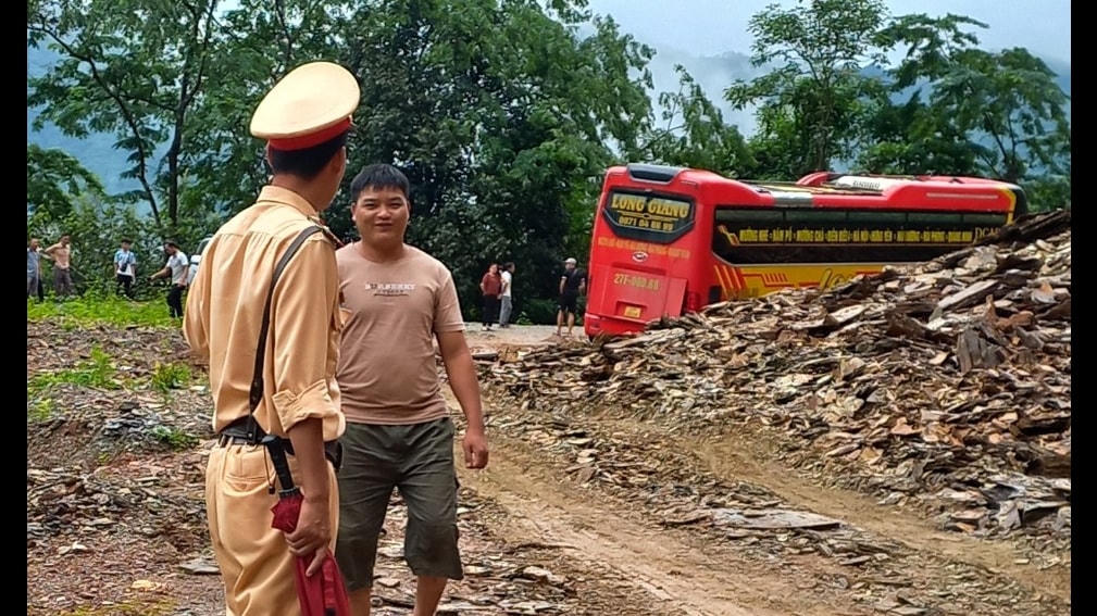 Lực lượng CSGT có mặt để giải quyết tình trạng sạt lở.