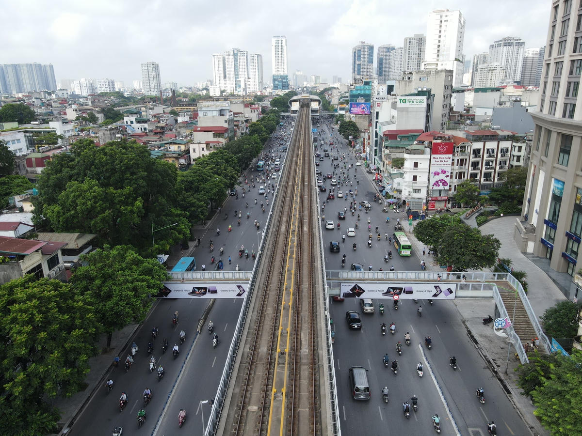 Trục đường hướng tâm Nguyễn Trãi cùng với tuyến đường sắt trên cao Cát Linh - Hà Đông.