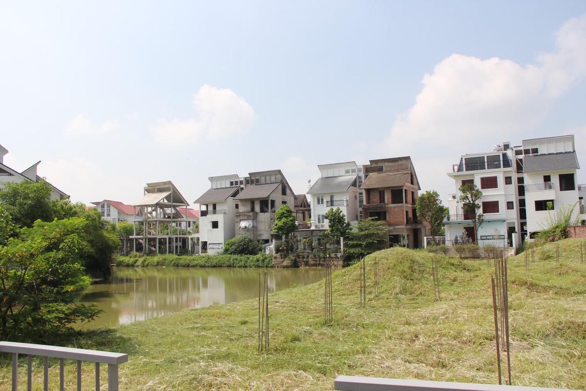 Tuy nhiên, sau 14 năm triển khai Dự án Ngôi Nhà Mới vẫn ngổn ngang, nhếch nhác, cây cối cỏ dại mọc um tùm. Hàng chục căn nhà, biệt thự bên trong Dự án xây xong phần thô bị bỏ hoang, xuống cấp.