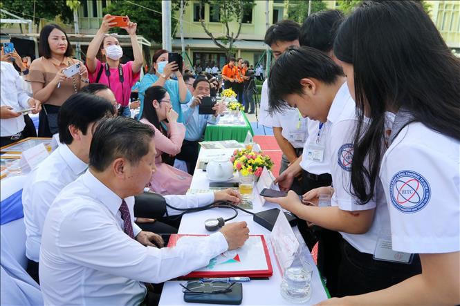 Nhóm sinh viên Trường CĐ Công thương TPHCM giới thiệu ứng dụng dự án “Máy đo huyết áp GAC”. Ảnh: Thanh Vũ.