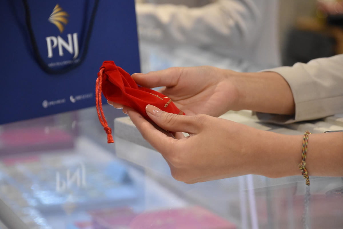 Theo tín ngưỡng, ngày vía Thần tài mùng 10 tháng Giêng, nhiều người tìm mua vàng về cúng Thần Tài để lấy may cả năm. Tuy nhiên, trên thực tế, giá vàng trong ngày này thường tăng cao đột biến. Người mua có thể bị lỗ "nặng" sau vài ngày nếu mua số lượng lớn.