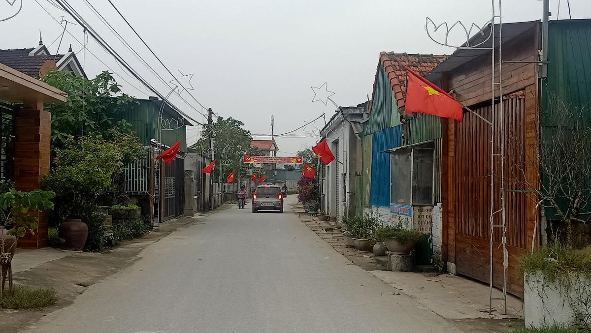 Khắp đường làng ngõ xóm tại xã Ích Hậu đều được bê tông hóa, hàng rào kiên cố, nhà cửa cao tầng san sát.