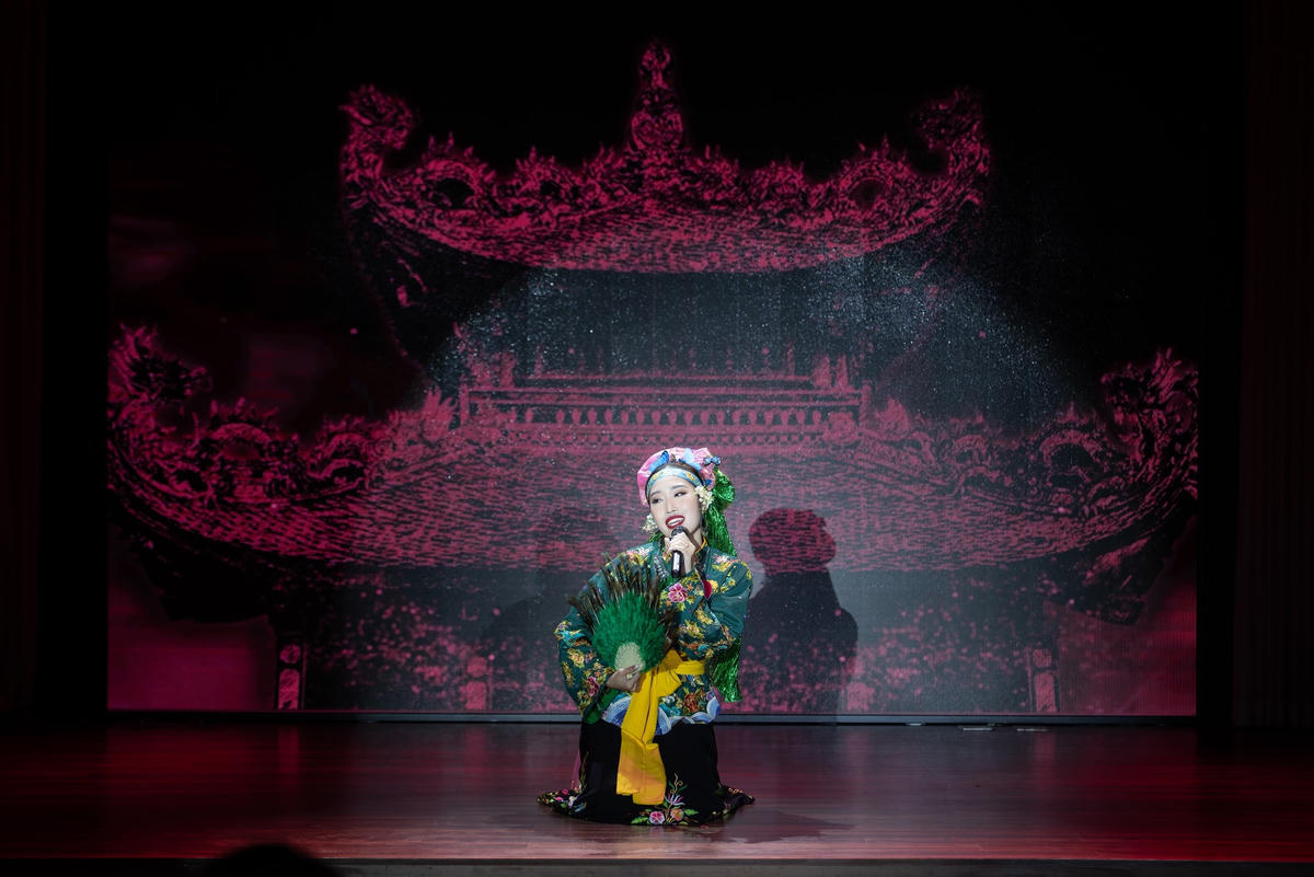 Thí sinh Vũ Hiền Phương trình diễn “Cô đôi thượng ngàn”.