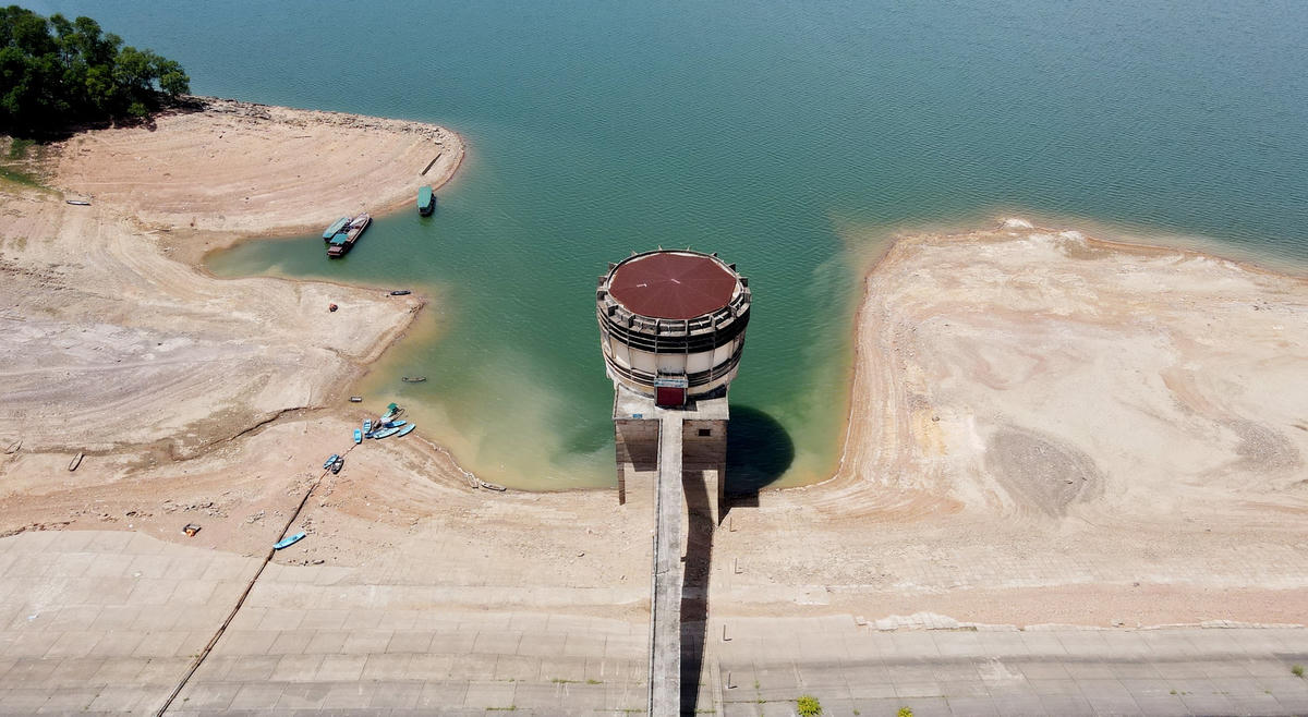 Nước xuống thấp, khu vực nhà tháp thượng lưu, cống vận hành hồ Kẻ Gỗ nằm trơ trọi.