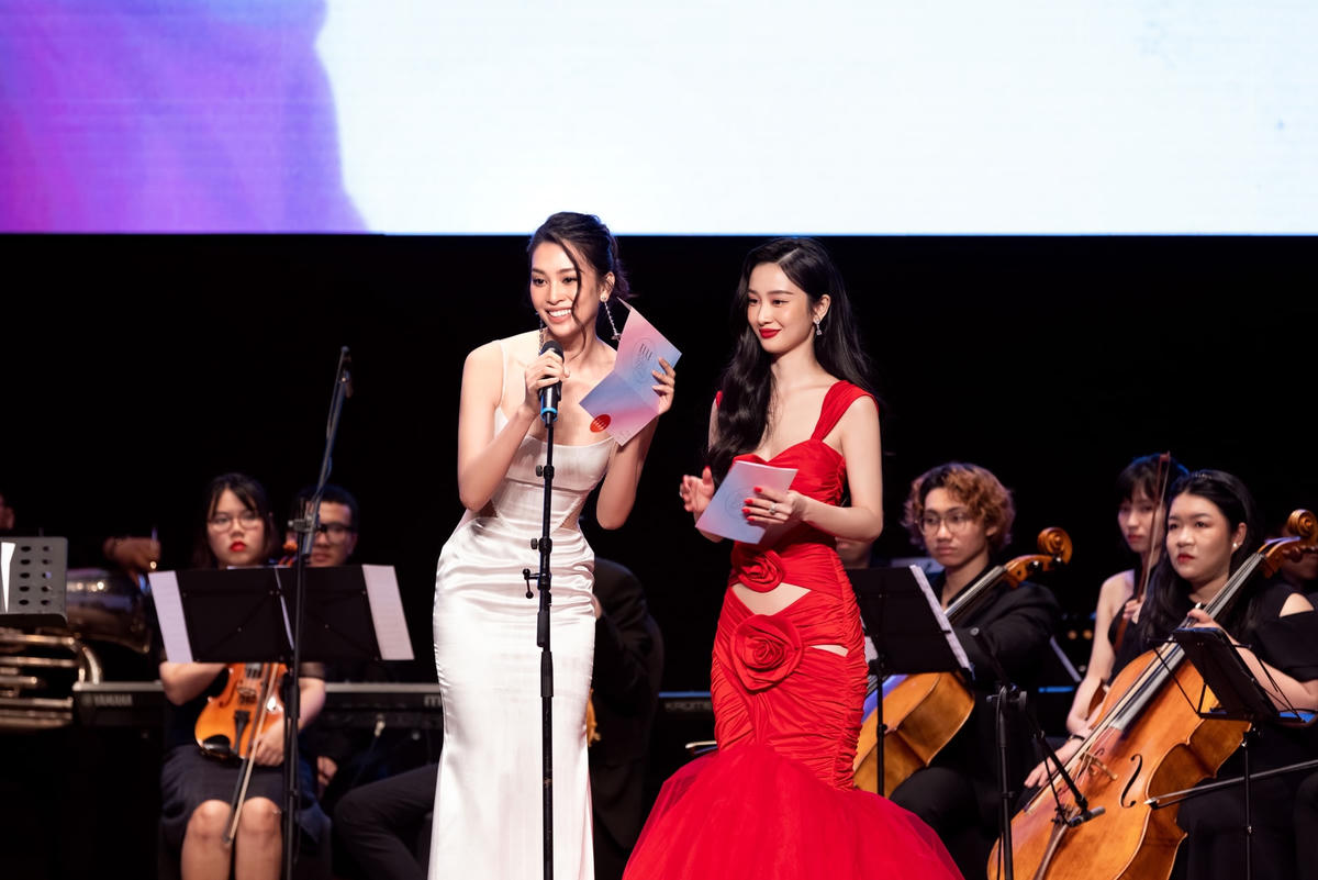 Tại đêm trao giải năm nay, Tiểu Vy đã trực tiếp là người xướng tên và trao chiếc cúp danh giá cho Best Face 2023.