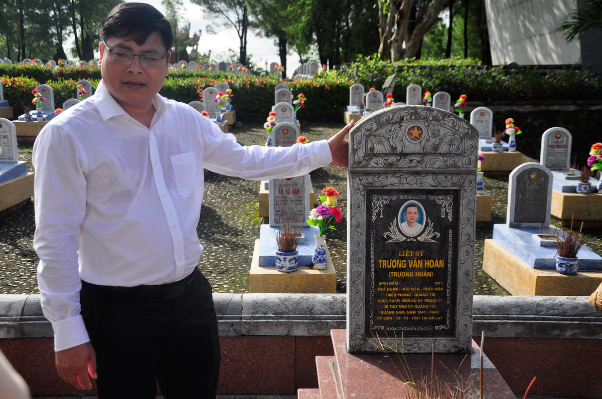 [Ảnh] Đoàn đại biểu Lào viếng Nghĩa trang liệt sĩ Quốc gia Đường 9