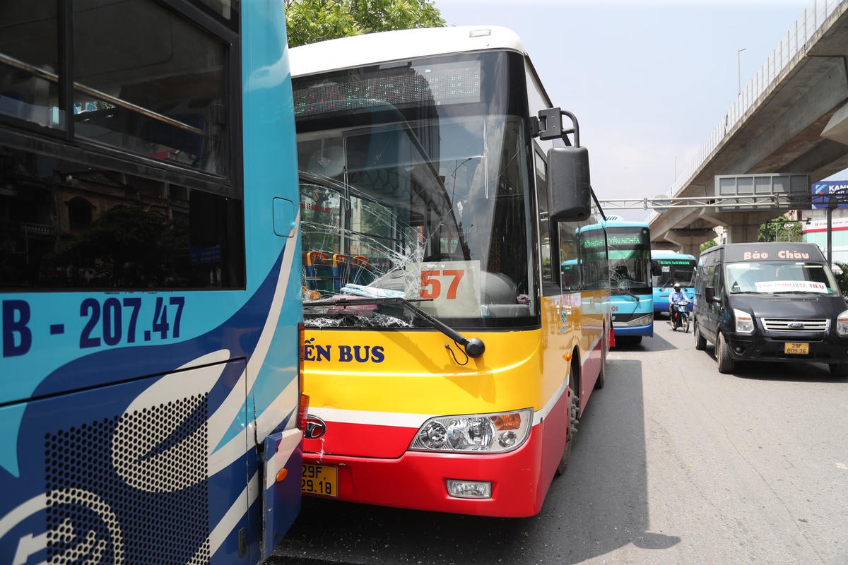 Chiếc xe chạy tuyến 57 của hãng Bảo Yến Bus bị hư hỏng, vỡ kính.