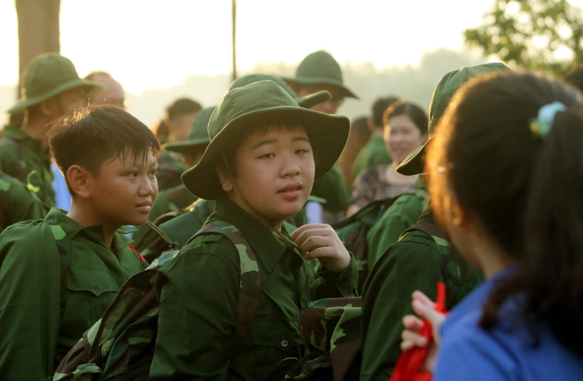 Các chiến sĩ nhí lắng nghe anh, chị Thành đoàn hướng dẫn nhanh các thủ tục trước khi lên đường nhập ngũ. 
