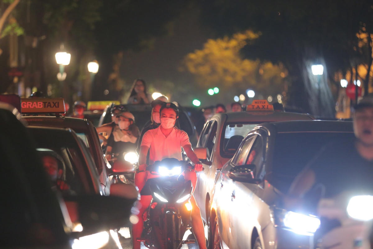 Người hâm mộ không ngại chờ đón Blackpink tại khách sạn lúc nửa đêm