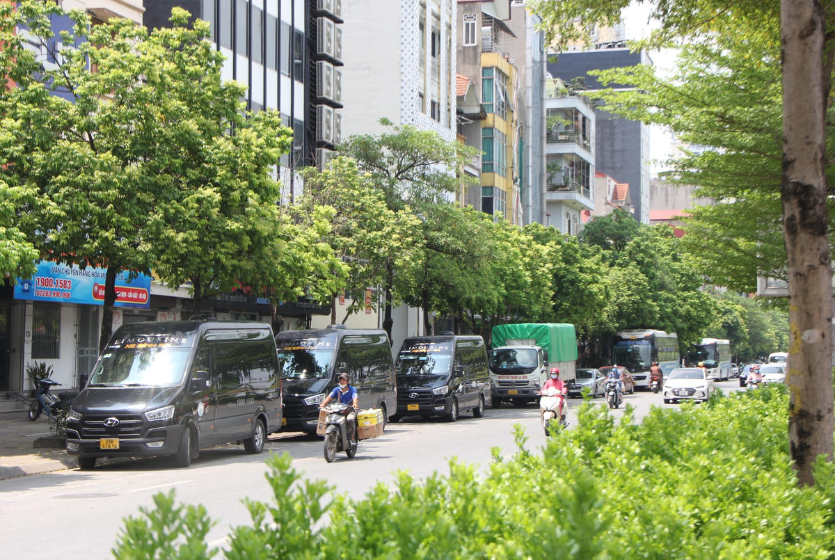 Quận Nam Từ Liêm: Bất chấp biển cấm, xe ô tô vẫn đỗ dưới lòng đường, vỉa hè