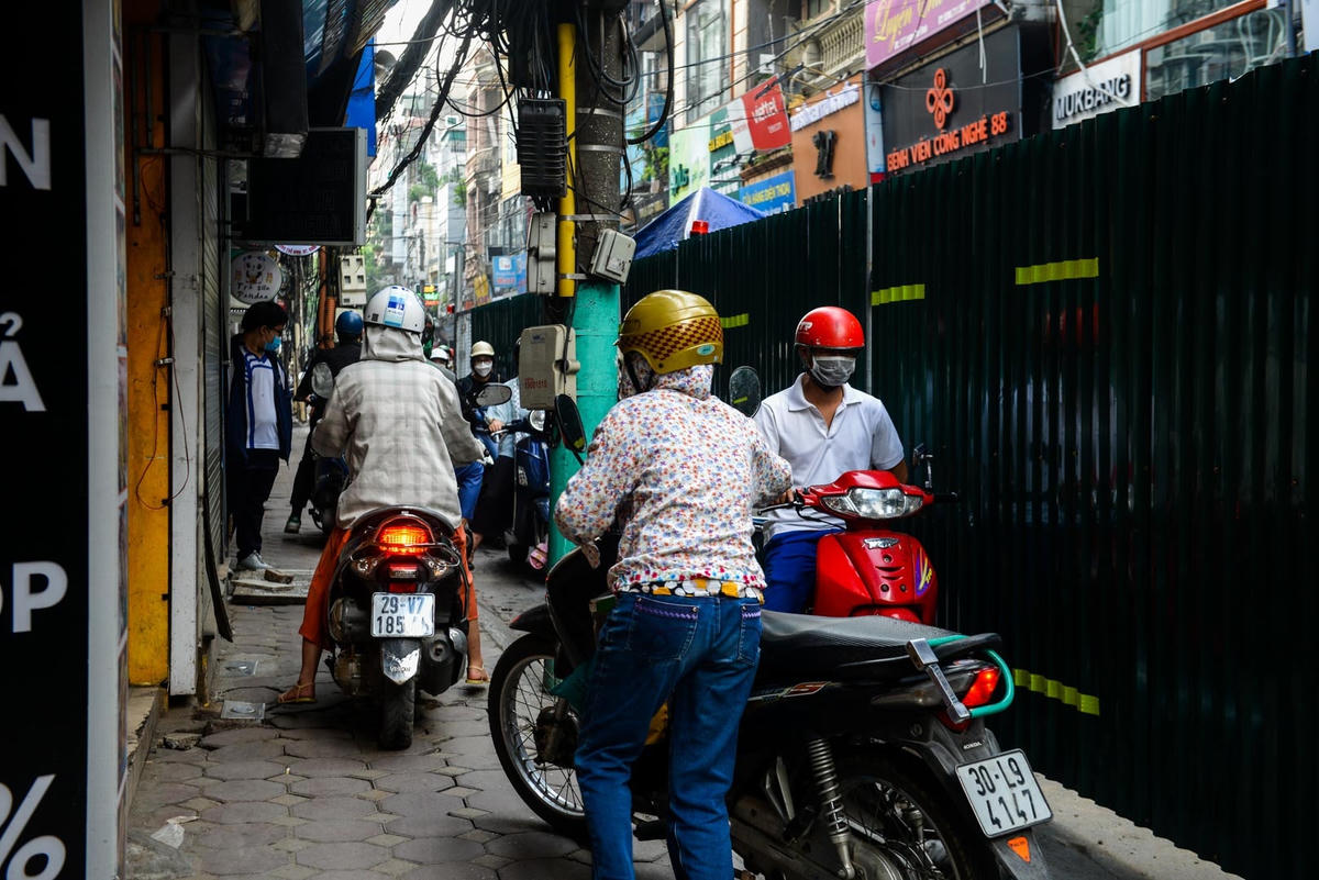 Tuy nhiên, không phải ai cũng chủ động leo lên vỉa hè để nhường xe đối diện, nhiều người tỏ ra khá khó chịu khi buộc lòng phải xuống xe dắt lên vỉa hè vì xe không thể phóng xe lên.