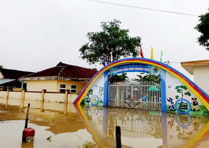 Theo ghi nhận của phóng viên, ngày 5/10, tại các trường học trên địa bàn huyện Đức Thọ như; Trường mầm non Quang Vĩnh, Trường mầm non Liên Minh, Trường mầm non Tùng Châu, Trường mầm non La Nhân, Trường tiểu học Quang Vĩnh vẫn đang bị ngập trong nước.