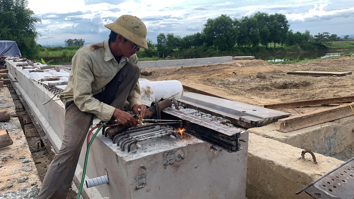 Một công trình đang thi công tại thị xã Hồng Lĩnh.