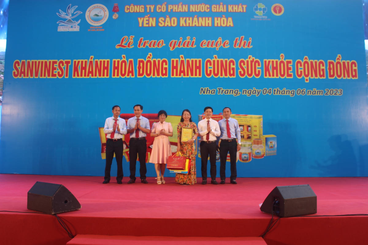 Trao quà cho các em nghèo vượt khó ở Khánh Hòa.