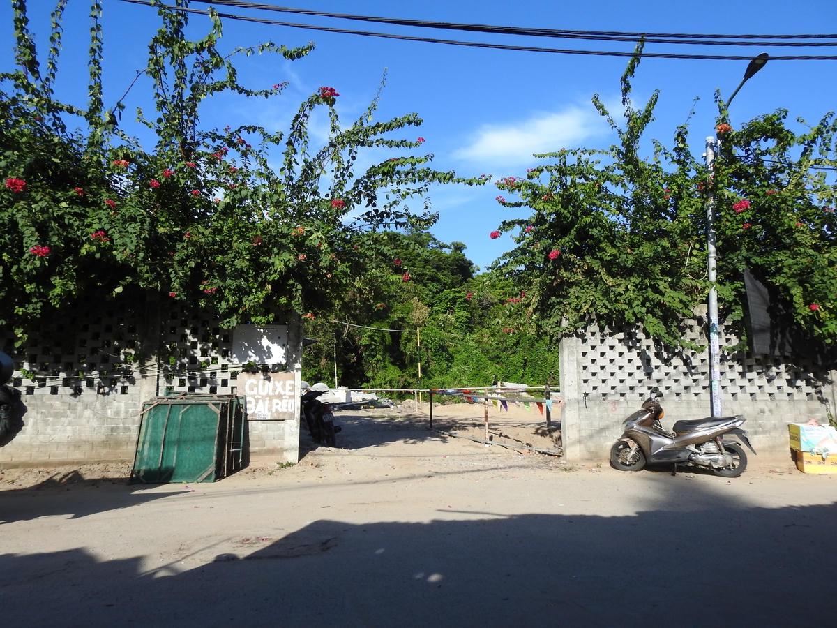 Lối đi số 4 - lối đi gần nhất xuống nơi neo đậu ghe, thuyền của người dân Nam Ô. Ảnh: Thanh Tùng.