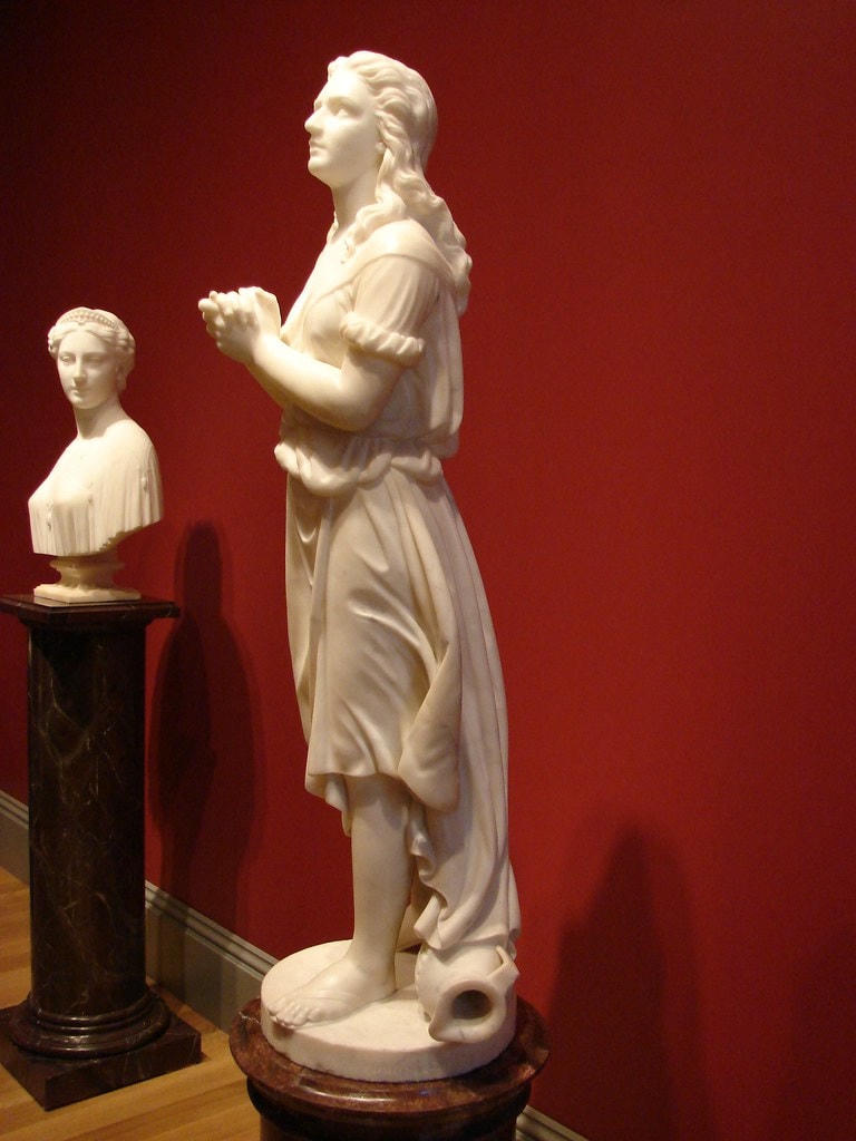Bức tượng điêu khắc “Hagar” của Edmonia Lewis. Ảnh: Grunge.