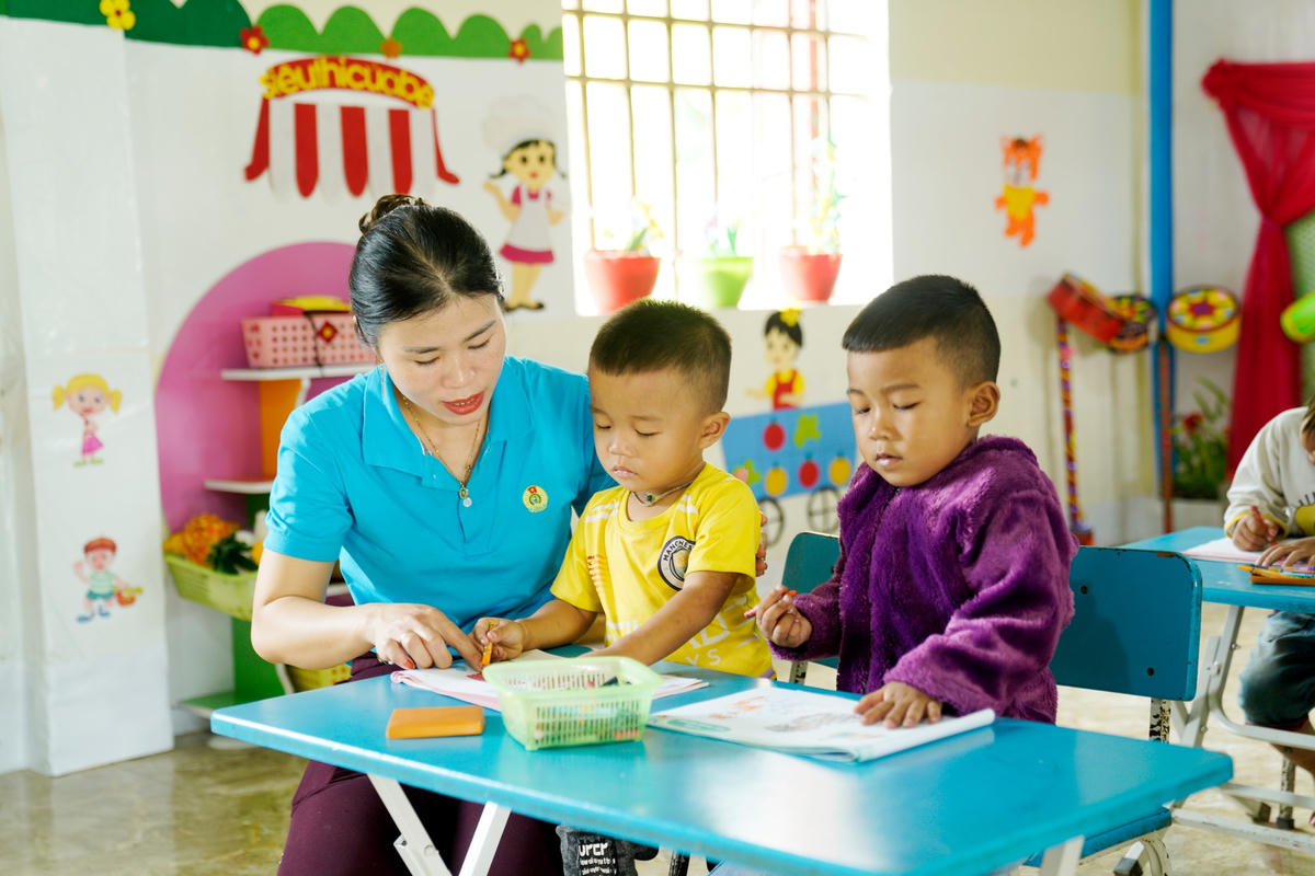 Cô Lê Thị Thành mới về điểm trường Rào Tre công tác 2 năm nhưng đã thấm được nỗi nhọc nhằn nghề gieo chữ ở đất này.