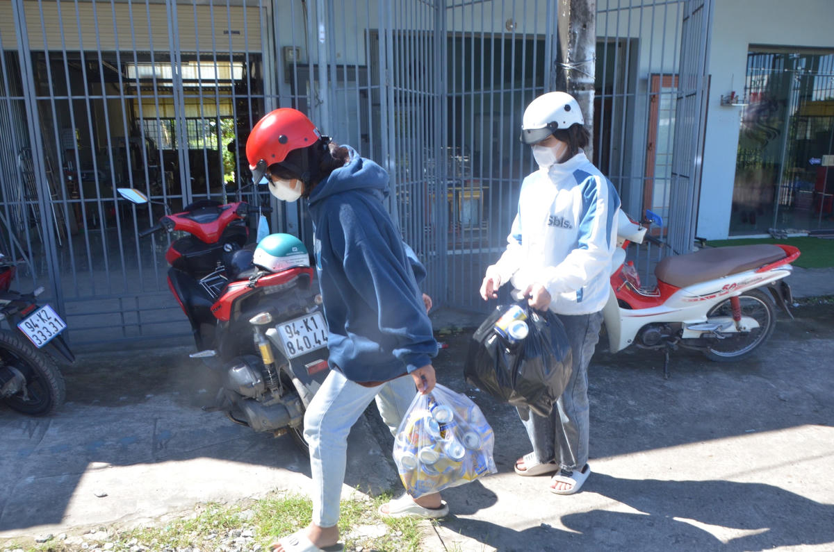 Hội viên phụ nữ gom phế liệu đem về tập kết tại kho.