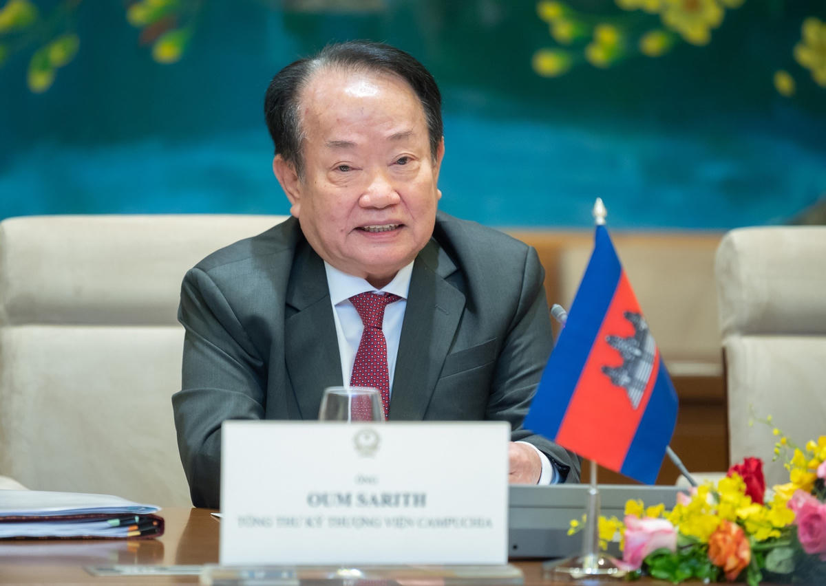 Tổng Thư ký Oum Sarith tại cuộc hội đàm.