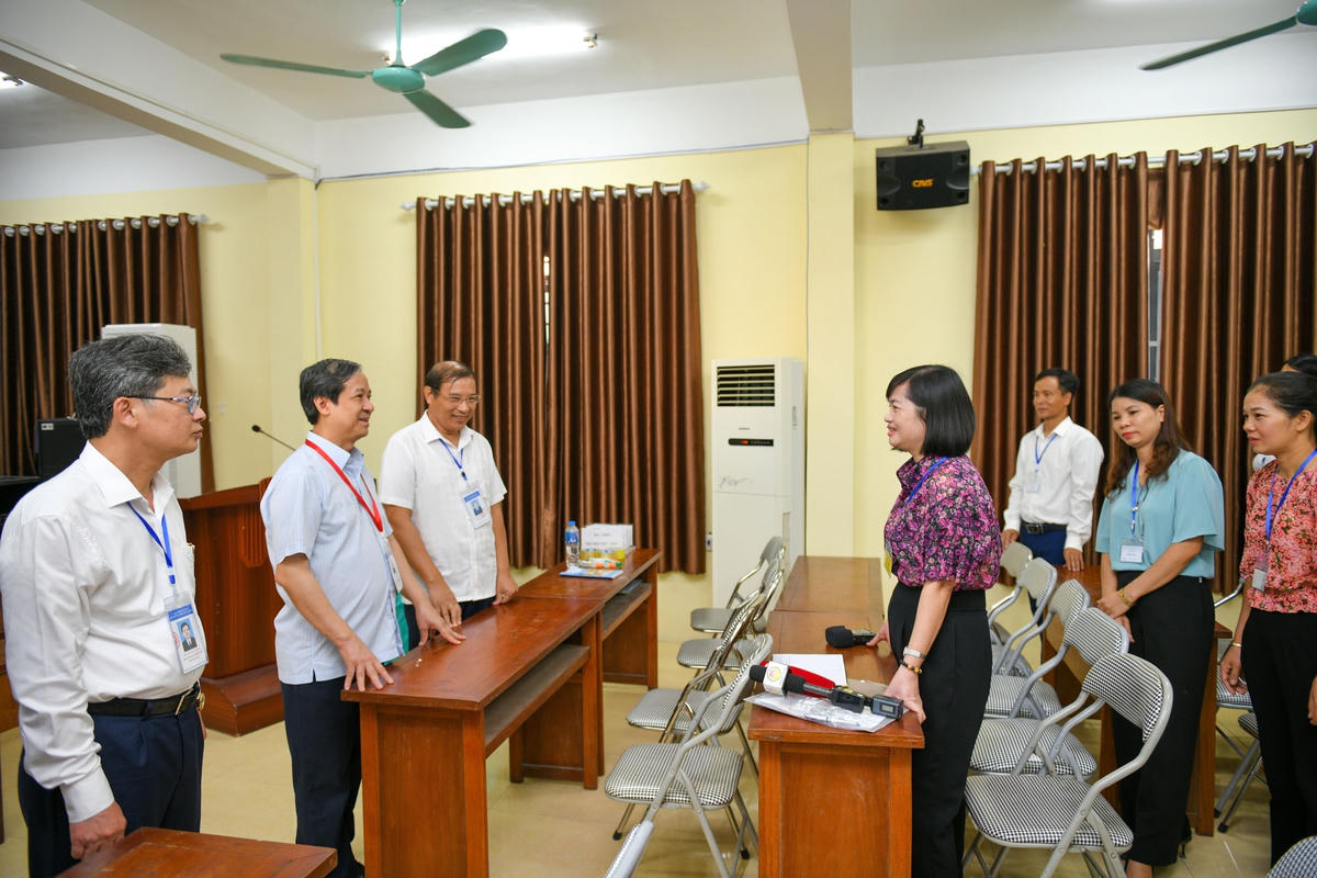 Bộ trưởng Bộ GDĐT mong các thầy cô giáo giữ gìn sức khoẻ và hoàn thành tốt nhiệm vụ tổ chức kỳ thi.