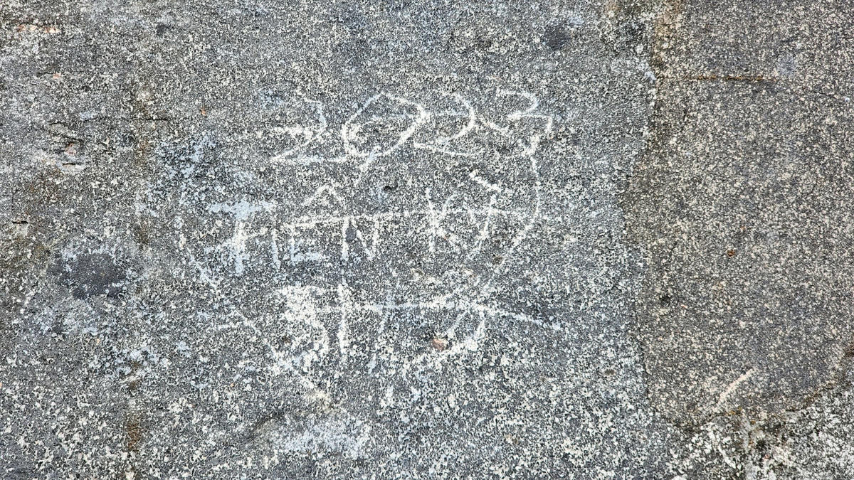 Nhiều người khi tham quan trên khu vực Kỳ đài và Thượng thành đã viết, vẽ bậy lên tường. Ảnh: Lê Chung.