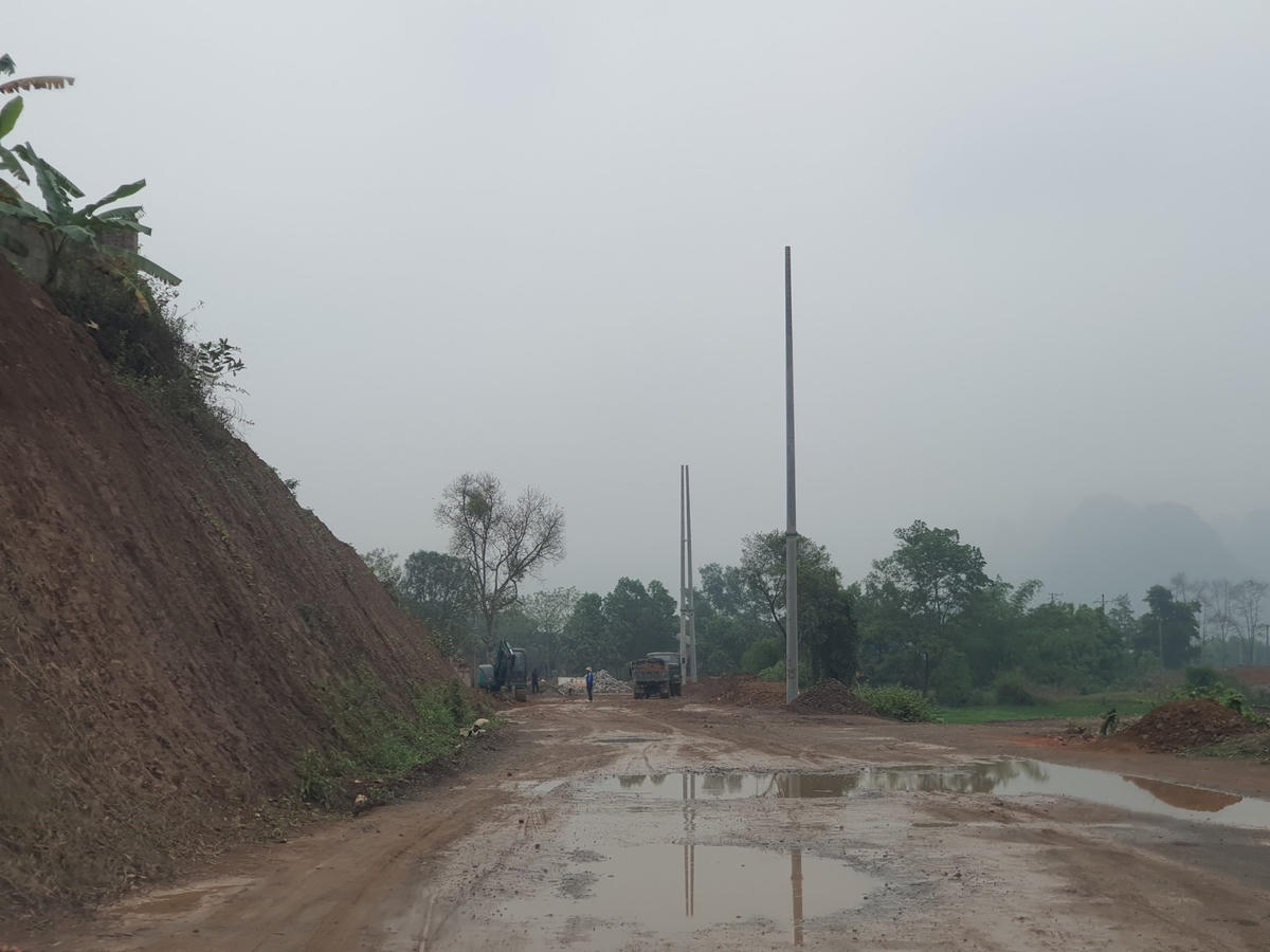 Tuyến đường xuất hiện nhiều ổ voi, ổ gà và trơn trượt, lầy lội.