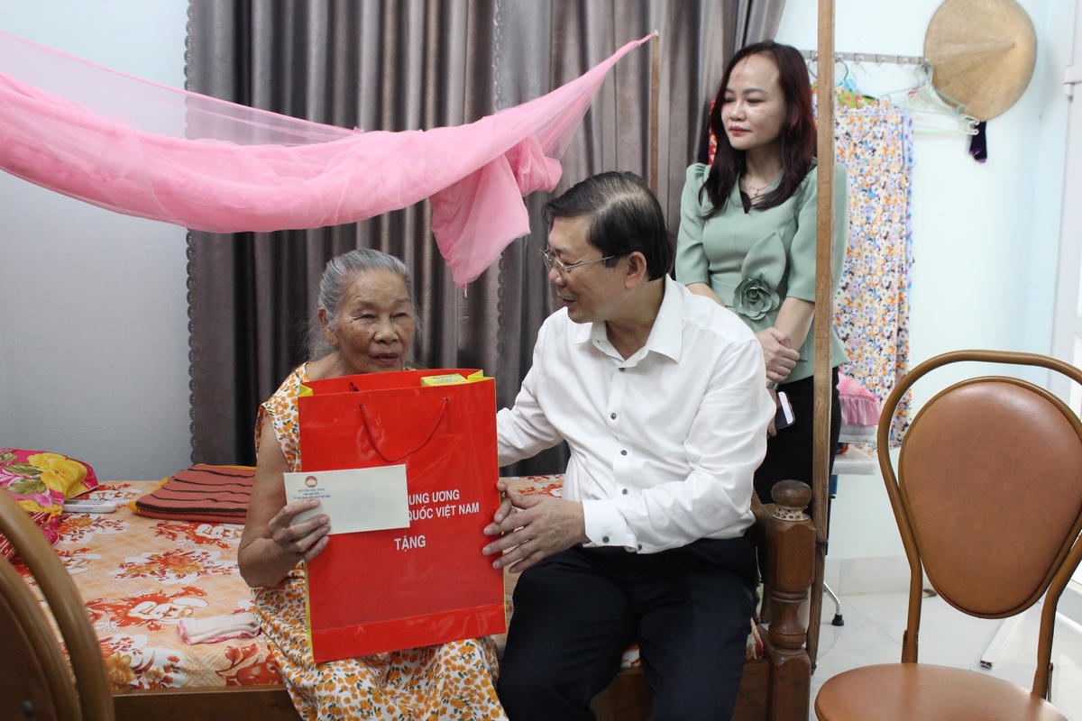 Phó Chủ tịch Nguyễn Hữu Dũng trao các phần quà đến Trung tâm Điều dưỡng người có công và Bảo trợ xã hội cùng một số người có công đang được chăm sóc tại đây. 