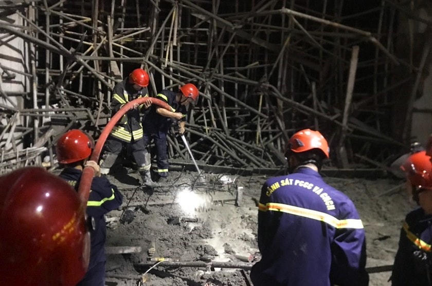 Cảnh sát PCCC&CNCH nỗ lực tìm kiếm người bị vùi lấp.