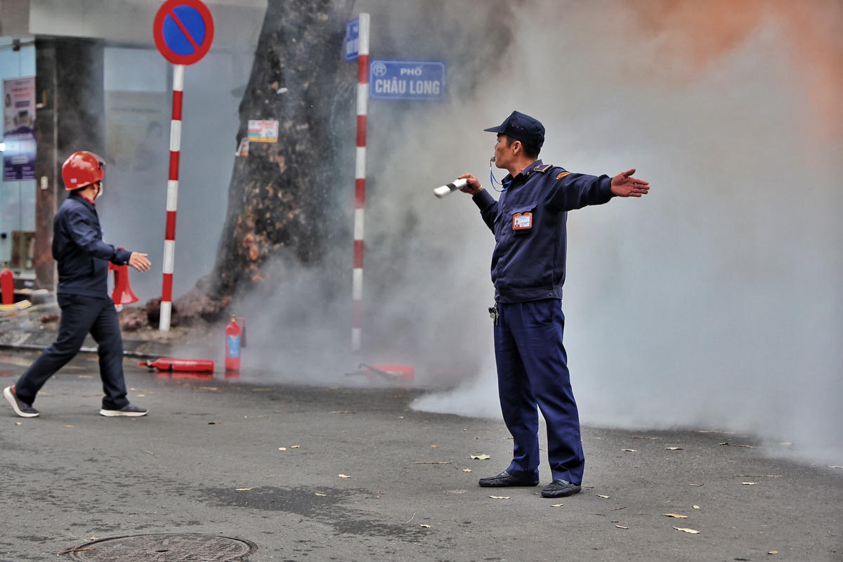  Ban quản lý chợ Châu Long cũng đã có mặt để yêu cầu người dân đi ra khỏi vụ cháy để đảm bảo an toàn.