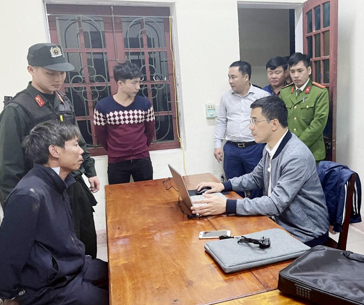 Thượng tá Nguyễn Hồng Phong trực tiếp lấy lời khai đối tượng.