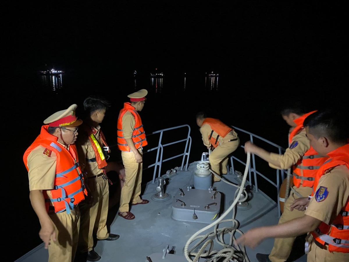 [Ảnh] Xuyên đêm tìm kiếm cứu hộ trực thăng gặp nạn trên biển