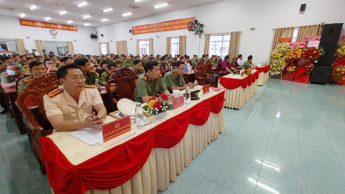 Quang cảnh buổi trao quyết định. 