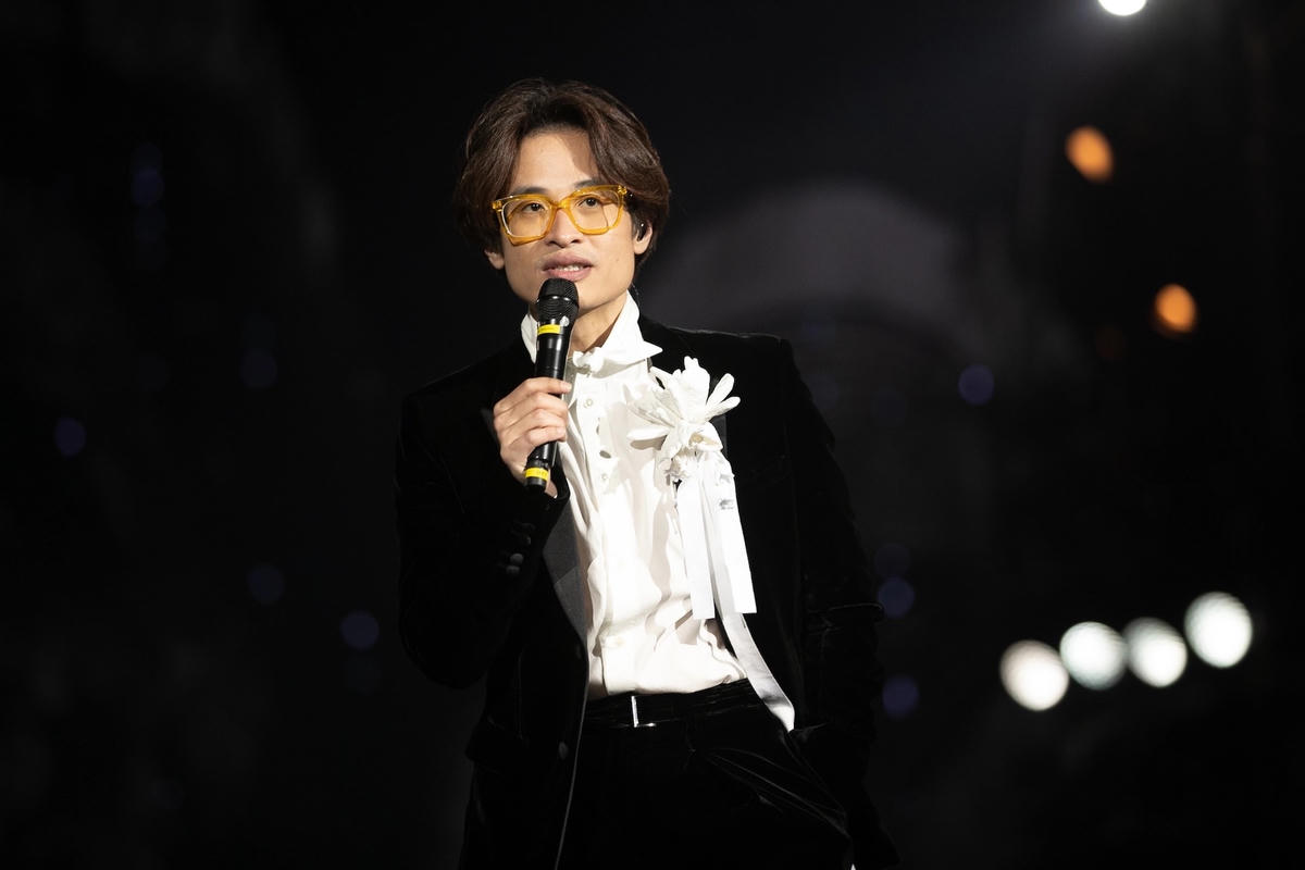 Ca sĩ Hà Anh Tuấn trong live concert “Chân trời rực rỡ”.  