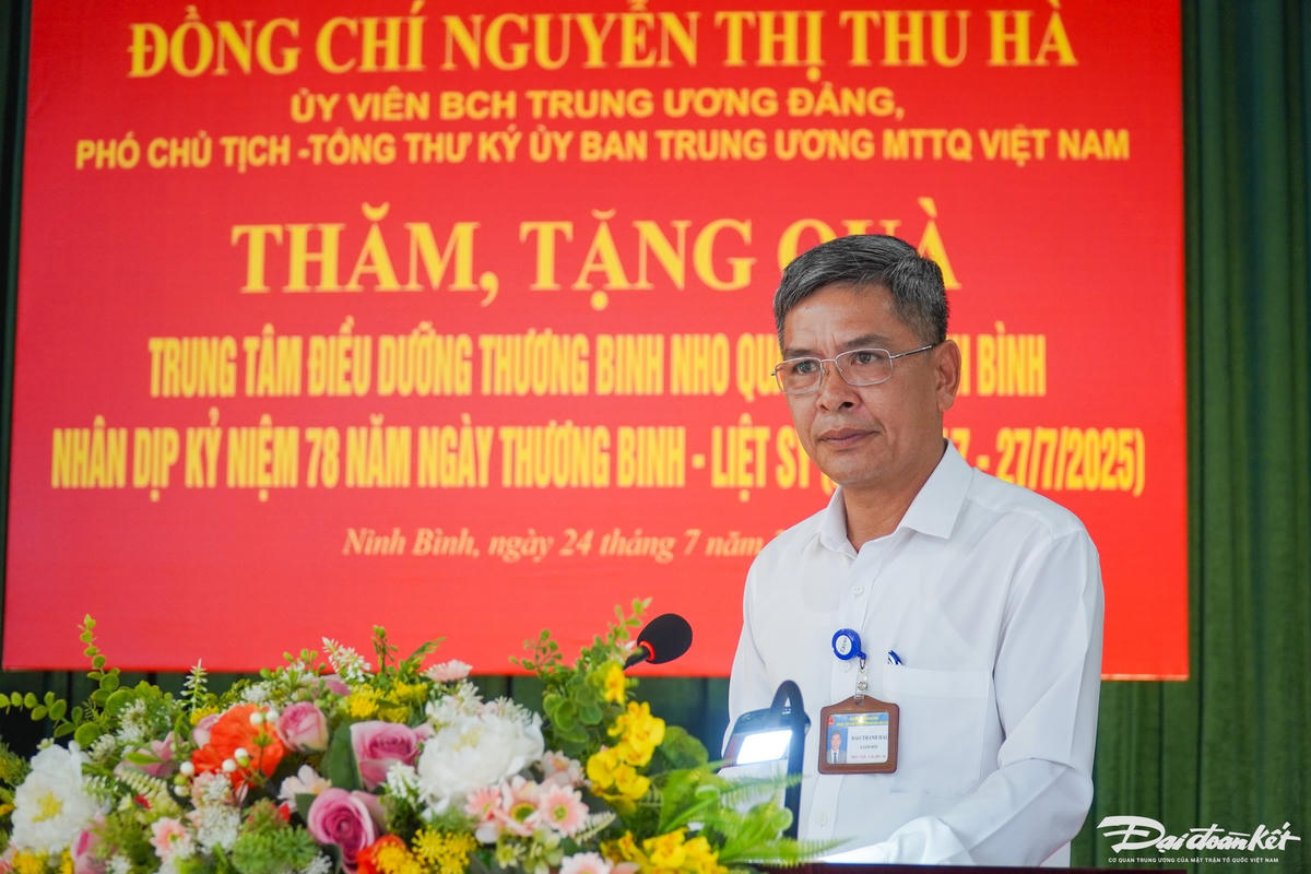 Ông Đào Thanh Hải, Giám đốc Trung tâm Điều dưỡng Thương binh Nho Quan báo cáo với Phó Chủ tịch - Tổng Thư ký Nguyễn Thị Thu Hà về tình hình hoạt động của trung tâm. Ảnh: Đình Minh