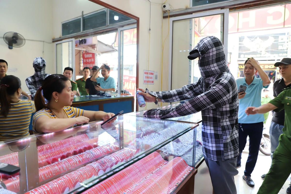 Thực nghiệm hiện trường vụ án.