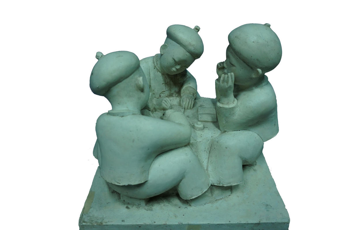 Tác phẩm "Học nhóm" được làm từ chất liệu thạch cao, sáng tác năm 1978.
