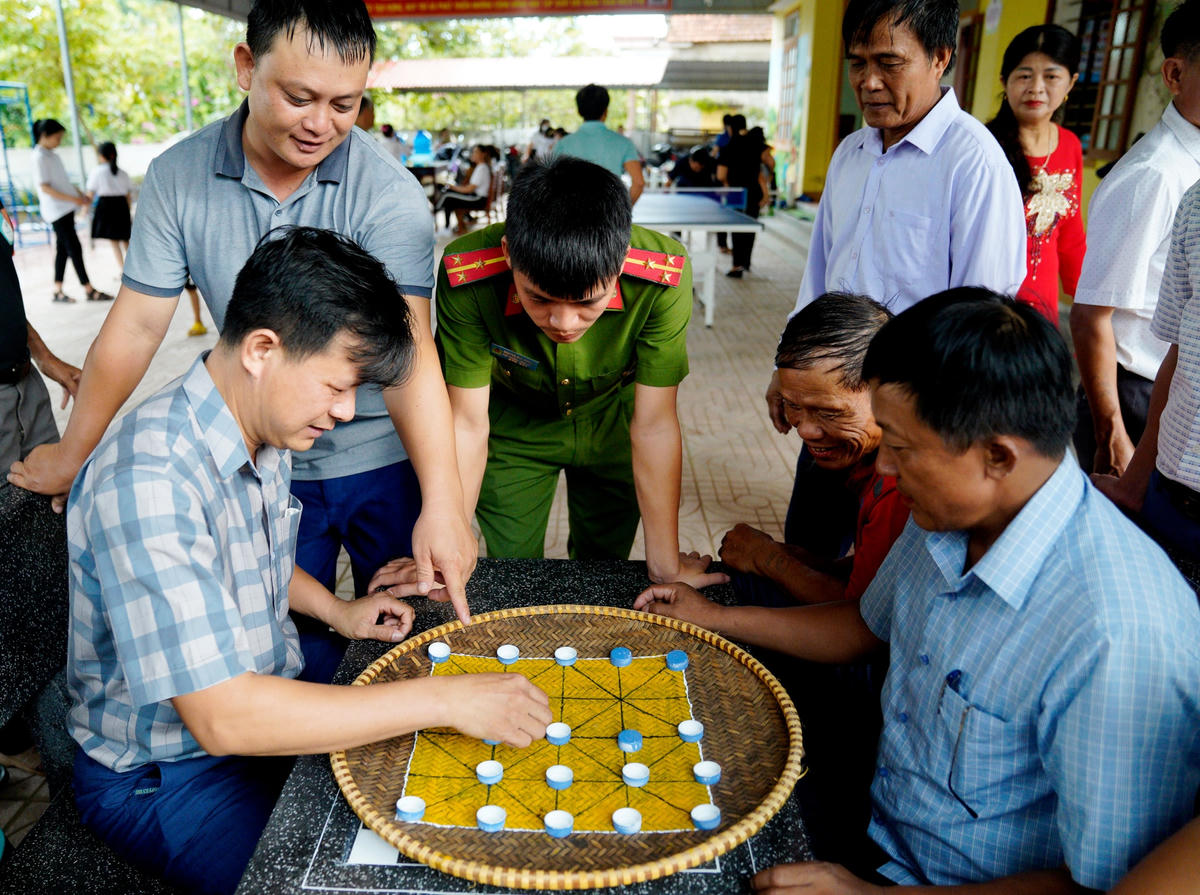 Khuôn viên của ngôi nhà trí tuệ, có đầy đủ các trò chơi thể dục thể thao, khu vui chơi cờ vua, cờ tướng được người dân hưởng ứng cao.