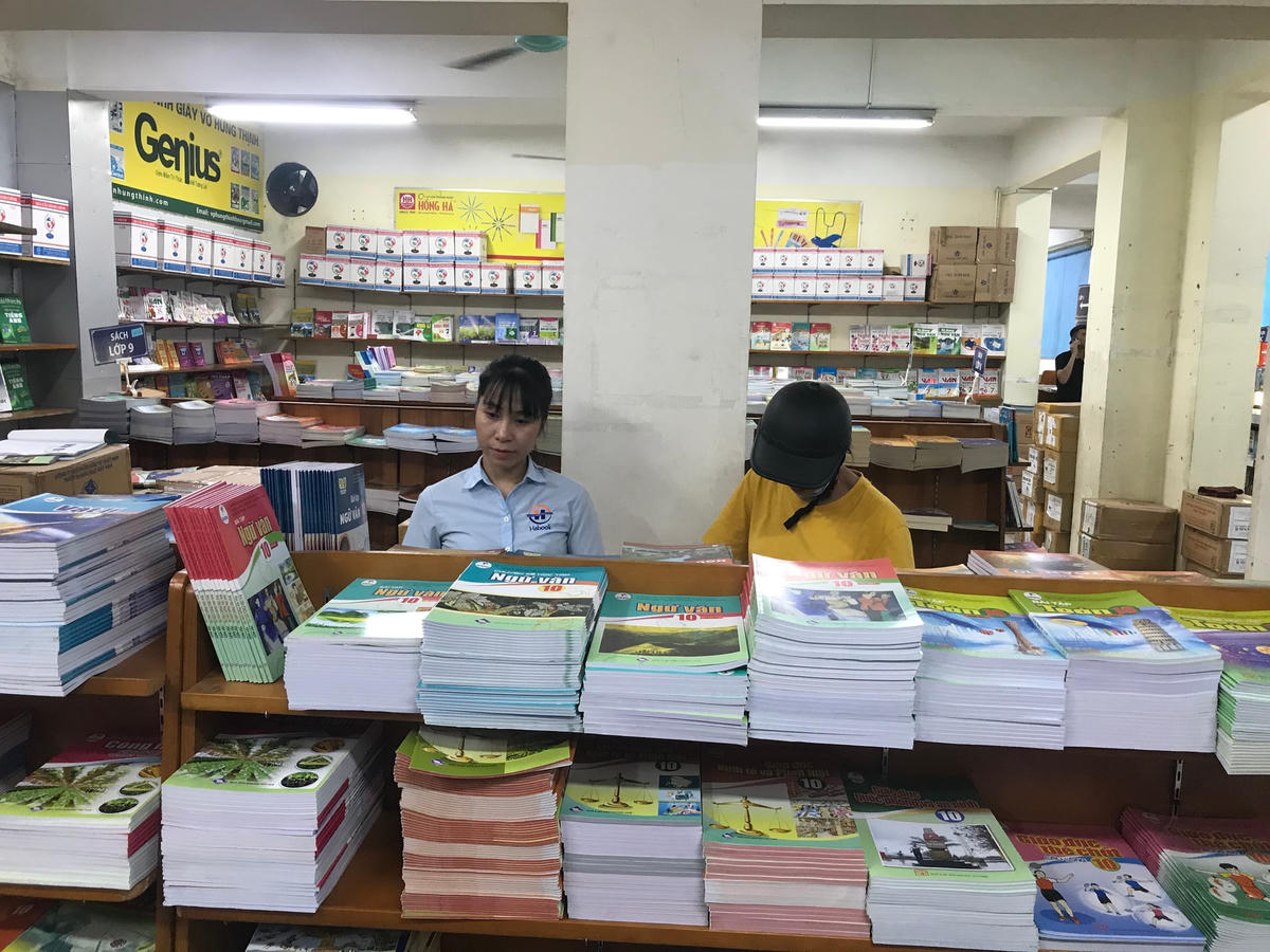 Mỗi khối lớp có nhiều bộ sách khiến phụ huynh như lạc vào “ma trận” khi tìm mua SGK cho con. Ảnh: Đức Quang.