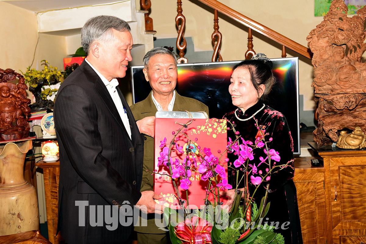 Ông Nguyễn Hoà Bình thăm, tặng quà ông Nguyễn Văn Tần, thương binh hạng 3/4, tổ 5, phường Tân Hà (TP Tuyên Quang).