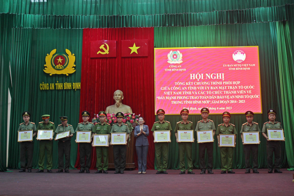 Bà Nguyễn Thị Phong Vũ, Chủ tịch Ủy ban MTTQ Việt Nam tỉnh Bình Định, trao Bằng khen  Chủ tịch Uỷ ban MTTQ Việt Nam tỉnh Bình Định, cho 12 tập thể và 07 cá nhân đã có thành tích xuất sắc trong thực hiện Chương trình phối hợp số 09. 