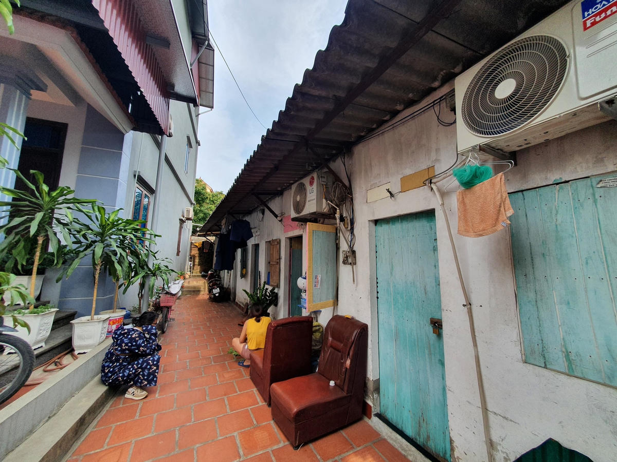 Chị Mai đang chuẩn bị bữa cơm chiều bên trong dãy trọ.