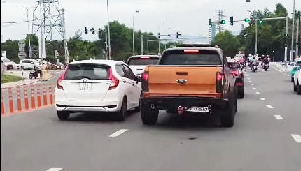 Ô tô bán tải BKS 175.52 sau khi thực hiện pha di chuyển trái luật trên cầu Hòa Xuân. Ảnh từ clip.