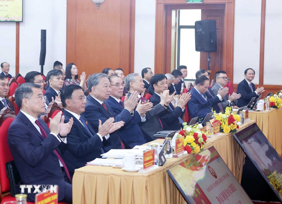 Tổng Bí thư Tô Lâm, nguyên Tổng Bí thư Nông Đức Mạnh cùng các đồng chí lãnh đạo, nguyên lãnh đạo Đảng, Nhà nước dự Đại hội đại biểu Đảng bộ Văn phòng Trung ương Đảng nhiệm kỳ 2025-2030. (Ảnh: Thống Nhất/ TTXVN)