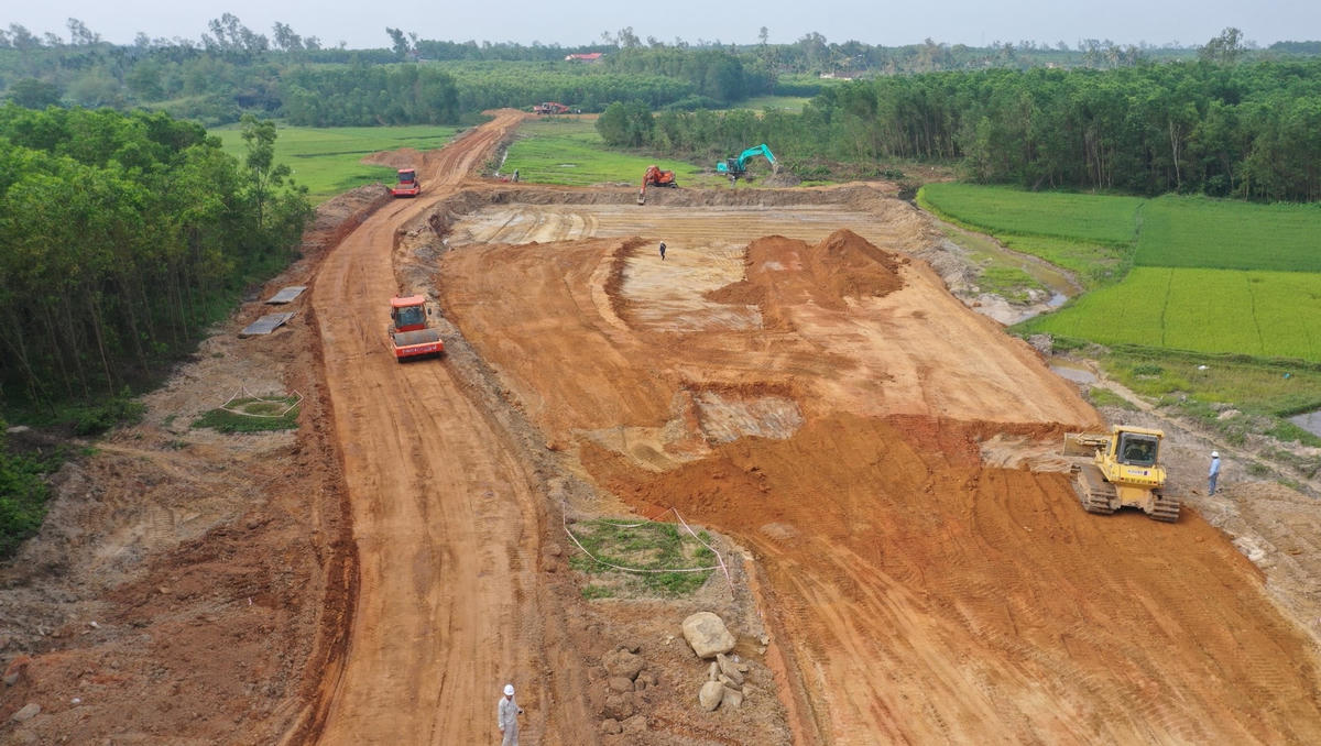 Cảnh thi công để làm mặt bằng một đoạn cao tốc qua địa phận tỉnh Quảng Ngãi.