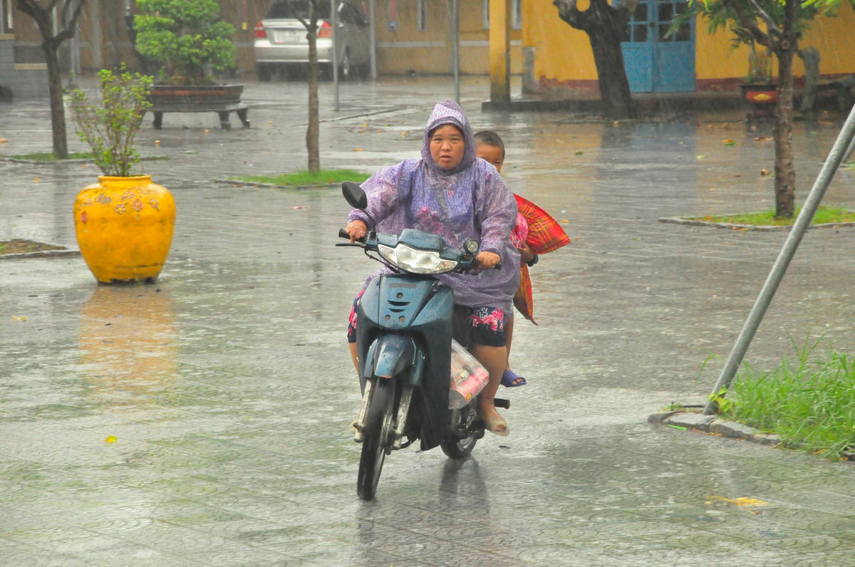 Nhiều hộ dân khăn gói, đội mưa rời khỏi nhà đến nơi tránh, trú mưa bão.